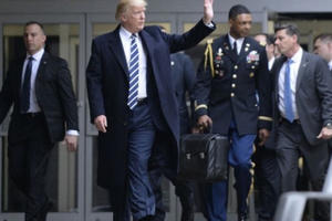 Bí ẩn chiếc vali hạt nhân bên cạnh tổng thống Mỹ Bí ẩn chiếc vali hạt nhân bên cạnh tổng thống Mỹ