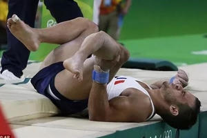 Kinh hoàng màn tiếp đất khiến VĐV Pháp gãy chân tại Olympic Rio