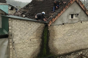 Nổ lớn thổi bay mái nhà, hai vợ chồng bị thương nặng