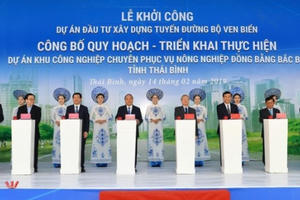 Thủ tướng bấm nút động thổ xây dựng đường bộ ven biển Thái Bình