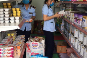 Tịch thu hơn 380 sản phẩm thực phẩm dành cho trẻ không rõ nguồn gốc