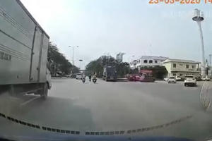 [Clip]: Đang di chuyển bất ngờ bị cây khô ven đường đổ ập xuống người