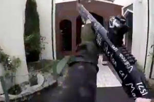 Clip: Nghi phạm vừa livestream, vừa xả súng kinh hoàng ở New Zealand