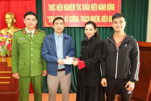 Nhân viên y tế nhặt được gần 25 triệu đồng, trả lại cho người bị mất