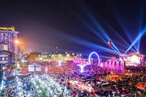 "Biển" người đổ về dự Lễ hội du lịch Cửa Lò năm 2023