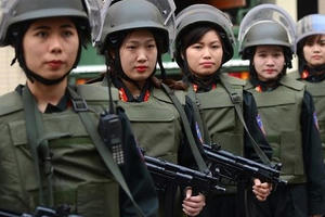 Cảm phục những bông “hoa hồng thép”