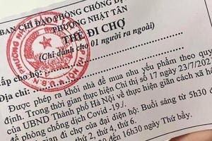 Quận đầu tiên ở Hà Nội phát thẻ đi chợ cho người dân