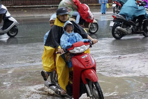 Nhịp sống Hà Nội trong mưa lạnh triền miên