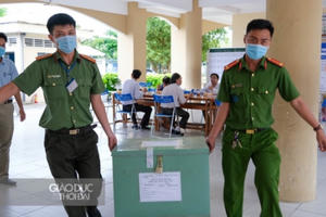 Vận chuyển đề thi, bài thi tốt nghiệp THPT 2022 bằng cano