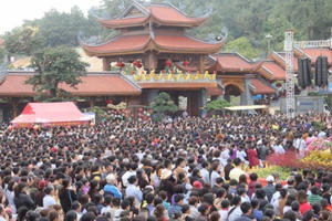 Biển người chiêm bái, cầu an tại ngôi chùa "đẹp nhất Quảng Ninh" Biển người chiêm bái, cầu an tại ngôi chùa "đẹp nhất Quảng Ninh"