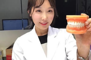 Nữ nha sĩ 50 tuổi “gây sốt” dân mạng vì xinh đẹp như cô gái đôi mươi