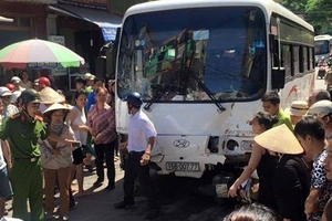 Hải Phòng: Xe khách mất lái lao vào 5 xe máy, 7 người bị thương nặng