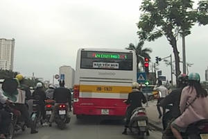 UB An toàn Giao thông Quốc Gia đề nghị xác minh vụ xe buýt chạy ẩu, lần làn