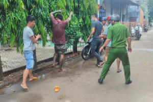 Bình Phước: Khống chế nam thanh niên ngáo đá đập đầu xuống đường