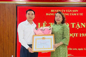 Trao tặng Huy hiệu 30 năm tuổi Đảng cho Phó Bí thư Đảng ủy, Phó Giám đốc Trung tâm Y tế huyện Tân Sơn
