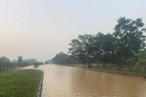 Ngập trên cao tốc Hà Nội – Thái Nguyên, xe dưới 9 chỗ chuyển hướng qua Quốc lộ 3