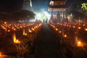 Nghẹn lòng ánh nến tri ân bên những phần mộ chưa biết tên