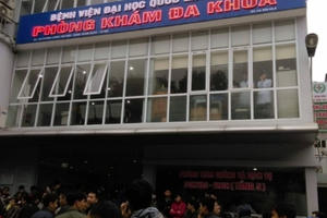 Hà Nội: Hàng trăm người vạ vật, chen chúc chờ tiêm vắc-xin cho con