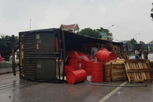 Tài xế buồn ngủ, xe đầu kéo tông nát 20m dải phân cách, lật giữa đường Tài xế buồn ngủ, xe đầu kéo tông nát 20m dải phân cách, lật giữa đường