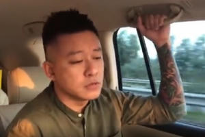 [Clip]: Ca sĩ Tuấn Hưng thể hiện ca khúc "Vuông, tròn, tam giác" gây sốt cộng đồng mạng