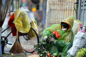 Video: Hình ảnh người Hà Nội vất vả mưu sinh trong không khí mưa rét đậm, rét hại