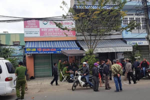 Đà Nẵng: Mở cửa dọn quán phát hiện chủ nhà chết trong tư thế treo cổ