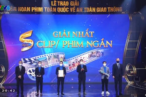 Ủy ban ATGT Quốc gia khen thưởng 22 tác phẩm xuất sắc tại Liên hoan phim toàn quốc về ATGT năm 2021 Ủy ban ATGT Quốc gia khen thưởng 22 tác phẩm xuất sắc tại Liên hoan phim toàn quốc về ATGT năm 2021