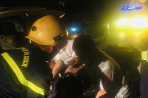 Kịp thời đưa tài xế mắc kẹt trong xe ô tô ra ngoài an toàn