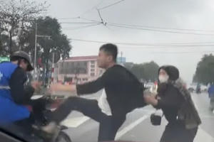 Công an vào cuộc vụ nam shipper bị hành hung ở TP Vinh Công an vào cuộc vụ nam shipper bị hành hung ở TP Vinh