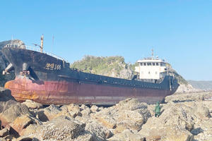 Cứu hộ thành công tàu và 3 thuyền viên Trung Quốc bị mắc cạn trên biển