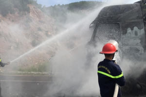 Hai chiếc xe tải đang lưu thông bỗng bốc cháy dữ dội tại Nghệ An