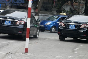 "Bỏ ngoài tai" lệnh cấm, xe biển xanh vẫn tung tăng đi lễ chùa?