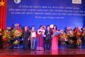 Trường Đại học Luật Hà Nội nhận Giấy chứng nhận kiểm định chất lượng giáo dục Trường Đại học Luật Hà Nội nhận Giấy chứng nhận kiểm định chất lượng giáo dục
