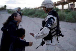 Hình ảnh quốc tế ấn tượng: Người mẹ nhập cư bật khóc cầu xin được vào nước Mỹ