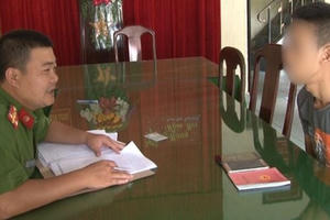 Huế: Bắt giữ nam thanh niên lợi dụng  sơ hở “ẳm” hai điện thoại