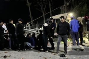 Chở hàng ra chợ Vinh bán, 2 vợ chồng gặp tai nạn tử vong