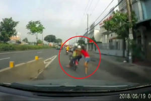 Băng cướp giật túi xách còn đâm người trọng thương khi bị chống trả