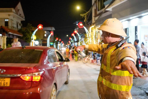 CSGT Hà Nội tăng cường tuần tra, kiểm soát giao thông trong đêm giúp người dân vui đón Noel