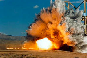 Mâu thuẫn với vợ, chồng mang bọc thuốc nổ lên cầu kích nổ Mâu thuẫn với vợ, chồng mang bọc thuốc nổ lên cầu kích nổ