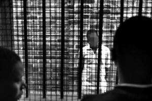 “Bố già” hắc ám ngồi trong trại giam vẫn khiến hàng loạt “quý bà” sa bẫy