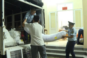 Hà Giang: Tạm giữ lô hàng trên 1,4 tấn vải và chỉ cuộn có dấu hiệu vi phạm Hà Giang: Tạm giữ lô hàng trên 1,4 tấn vải và chỉ cuộn có dấu hiệu vi phạm