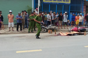 Xe máy bị ép ngã ra đường, người đàn ông bị xe container cán tử vong