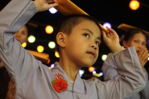 Bí mật ẩn trong màu sắc những bông hồng cài áo ngày Vu Lan