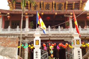 Chiêm bái chùa Đỏ có tượng Phật Thích Ca bằng gỗ lớn nhất Việt Nam