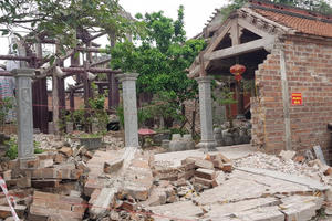 Bức tường trong ngôi chùa đổ sập, một người thiệt mạng