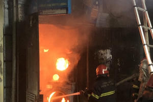 Hà Nội: Kịp thời dập tắt đám cháy, cứu 3 người trong đêm