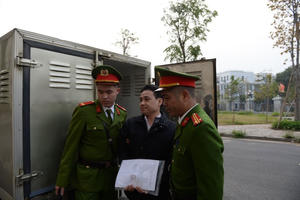 Xét xử vụ "chuyến bay giải cứu" giai đoạn 2: Cảnh sát dẫn giải 17 bị cáo tới tòa