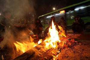 Hành vi đốt lửa trên vỉa hè, lòng đường trong mùa giá rét có thể bị phạt tù?