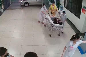 Nữ tài xế đột ngột đau tim trên cao tốc, thò tay qua cửa xe cầu cứu