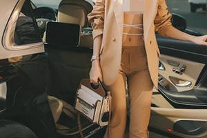 Ngọc Trinh có gì hay mà đại gia vây quanh, cung phụng như bà hoàng?